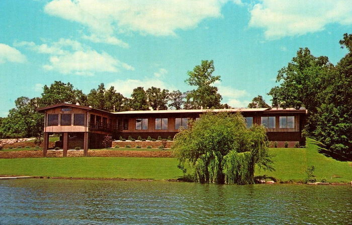 Lakewood Inn - Old Postcard And Promos (newer photo)